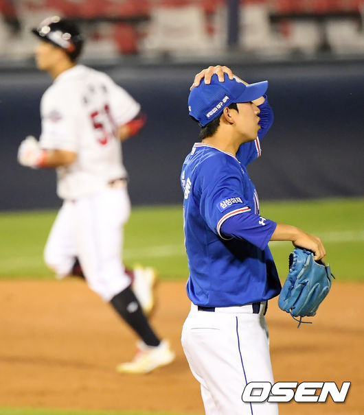 18일 서울 송파구 잠실야구장에서 ‘2020 신한은행 SOL KBO리그’ 두산 베어스와 삼성 라이온즈의 경기가 열렸다.5회말 2사 3루 삼성 허윤동이 두산 최주환에게 우중월 투런 홈런을 허용한 뒤 아쉬워 하고 있다. /cej@osen.co.kr