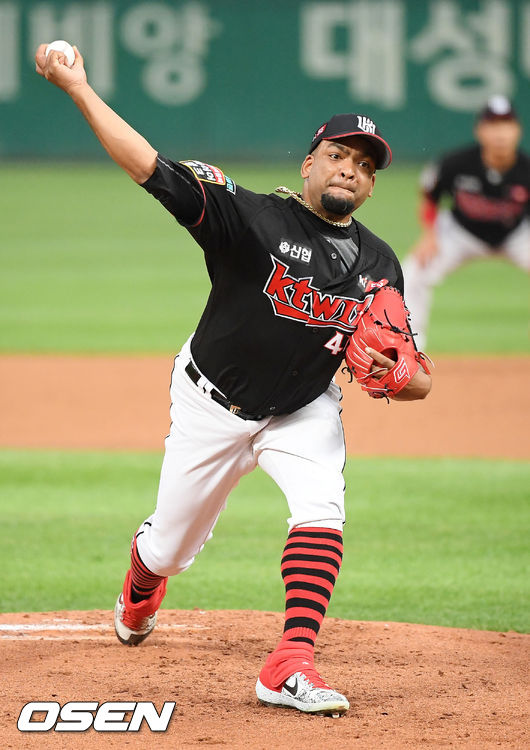 KT 선발 데스파이네가 힘차게 공을 뿌리고 있다./ rumi@osen.co.kr