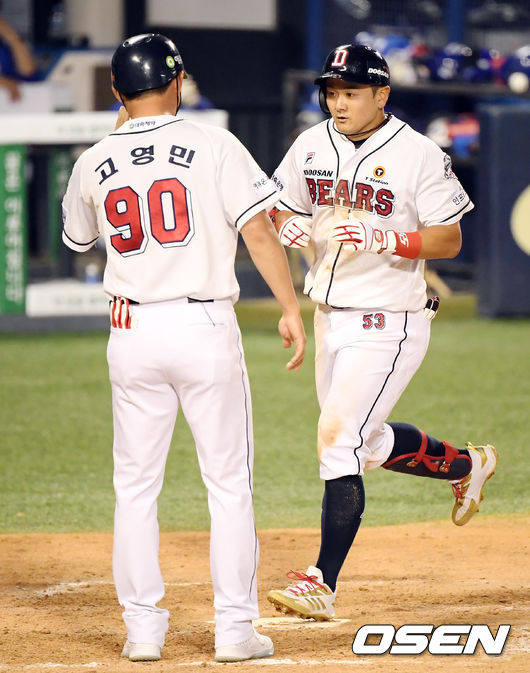 18일 서울 송파구 잠실야구장에서 ‘2020 신한은행 SOL KBO리그’ 두산 베어스와 삼성 라이온즈의 경기가 열렸다.5회말 2사 3루 두산 최주환이 동점 우중월 투런 홈런을 때려낸 뒤 홈에서 고영민 코치와 기뻐하고 있다. /cej@osen.co.kr