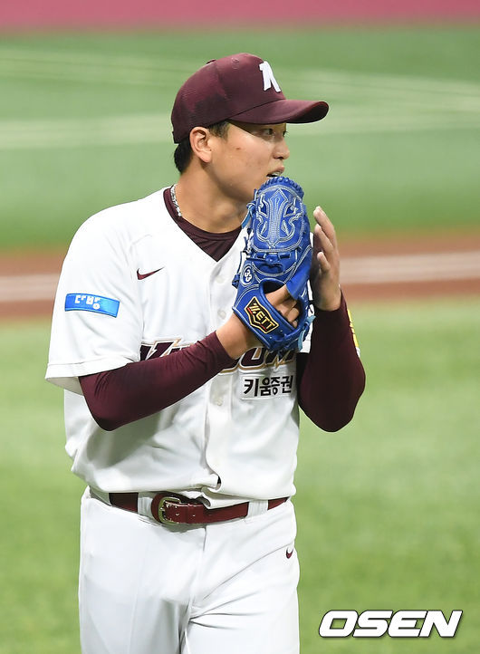 18일 오후 서울 고척스카이돔에서 '2020 신한은행 SOL KBO리그' 키움 히어로즈와 롯데 자이언츠의 경기가 열렸다.4회초 1사 1루 키움 이승호가 롯데 이대호를 유격수 땅볼로 병살 플레이를 유도해 이닝을 마친 뒤 김혜성에게 박수를 보내고 있다. /youngrae@osen.co.kr 