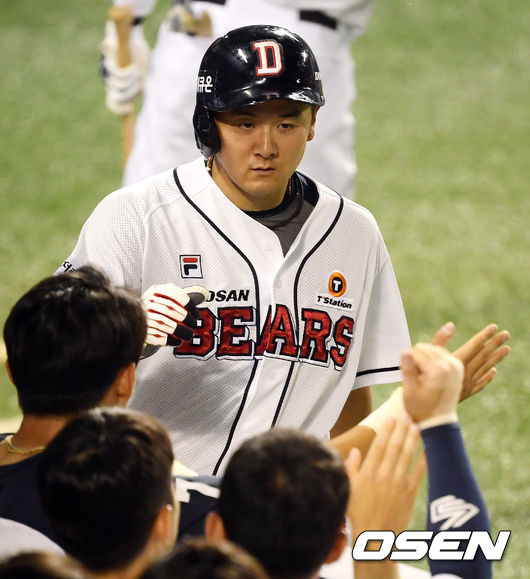 18일 서울 송파구 잠실야구장에서 ‘2020 신한은행 SOL KBO리그’ 두산 베어스와 삼성 라이온즈의 경기가 열렸다.7회말 1사 2,3루 두산 최주환이 김재환의 달아나는 우중간 2타점 적시타에 득점을 올린 뒤 더그아웃에서 환영을 받고 있다. /cej@osen.co.kr