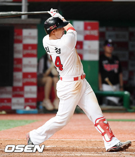 8회말 1사 SK 최정이 좌월 솔로 홈런을 날리고 있다./ rumi@osen.co.kr