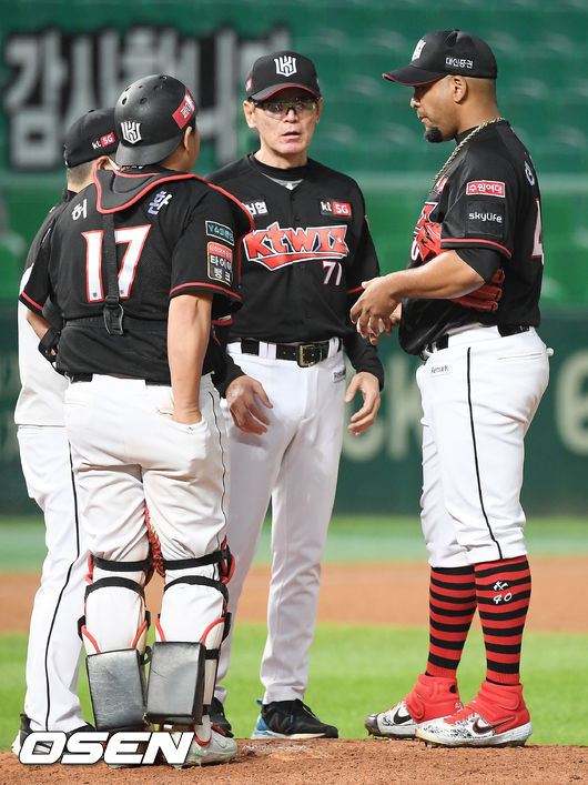 18일 오후 인천 SK행복드림구장에서 ‘2020 신한은행 SOL KBO리그’ SK 와이번스와 KT 위즈의 경기가 열렸다.5회말 무사 주자 1루 SK 최지훈 타석에서 KT 이강철 감독이 직접 마운드에 방문해 선발 데스파이네와 얘기를 나누고 있다. / rumi@osen.co.kr