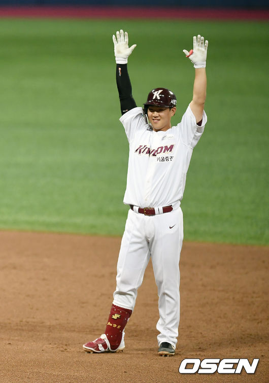 키움은 18일 고척 스카이돔에서 열린 ‘2020 신한은행 SOL KBO리그’ 롯데 자이언츠와의 경기에서 3-2, 끝내기 승리를 거뒀다. 이로써 키움은 위닝시리즈를 거두며 시즌 22승17패를 마크했다. 반면, 롯데는 시즌 2연패를 당하며 시즌 19승19패에 머물렀다.10회말 1사 1루 키움 주효상이 끝내기 안타를 때린 뒤 기뻐하고 있다. /youngrae@osen.co.kr