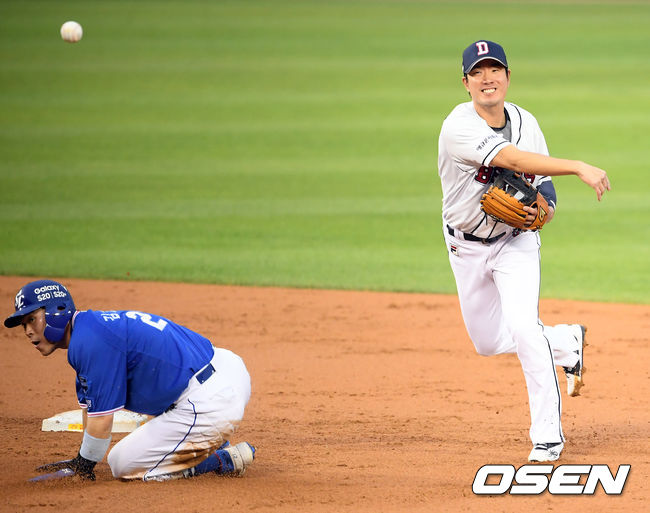 2회초 1사 1루 두산 유격수 김재호가 삼성 김응민을 1루에서 포스아웃 시킨 뒤 1루로 송구시키고 있다. /cej@osen.co.kr