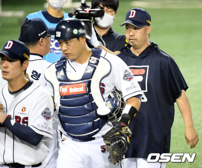경기 종료 후 두산 유희관이 김태형 감독과 승리의 기쁨을 나누고 있다. /cej@osen.co.kr