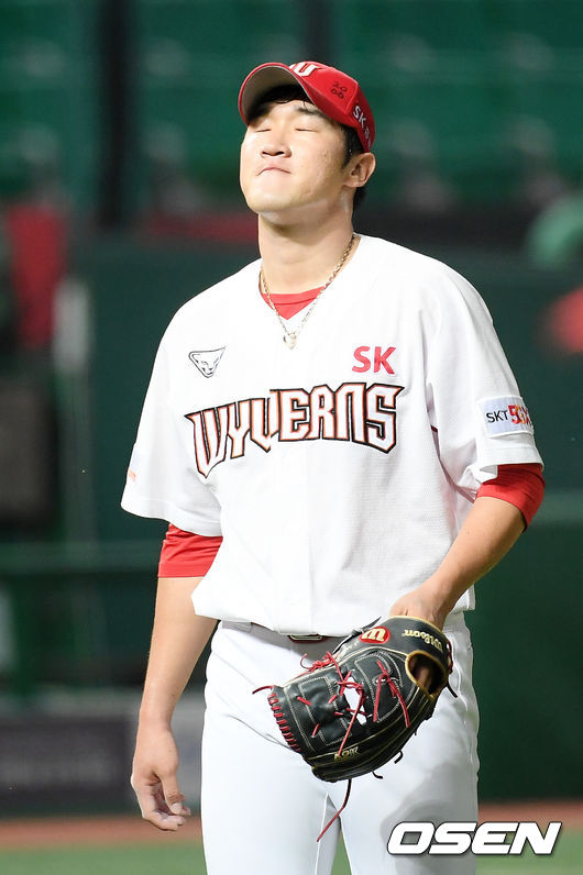 SK 선발 박종훈이 아쉬워하며 덕아웃으로 들어오고 있다./ rumi@osen.co.kr