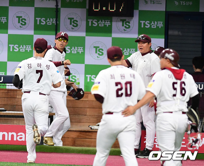 2회초 수비를 마친 키움 선수들이 손혁 감독의 박수를 받으며 더그아웃으로 향하고 있다. /jpnews@osen.co.kr 