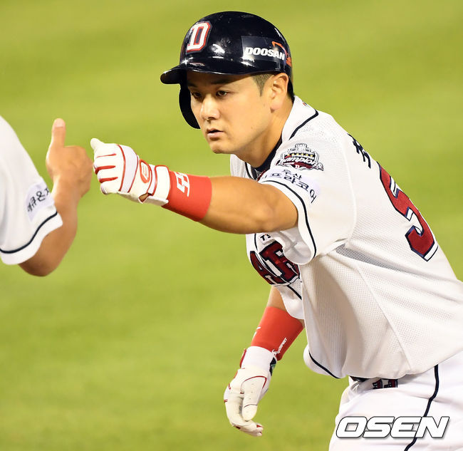 7회말 1사 1,3루 역전 중전 1타점 적시타를 때려낸 뒤 고영민 코치와 기뻐하고 있다. /cej@osen.co.kr