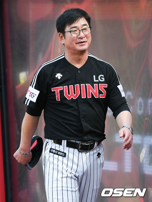 경기에 앞서 LG 류중일 감독이 그라운드로 나서고 있다./ soul1014@osen.co.kr