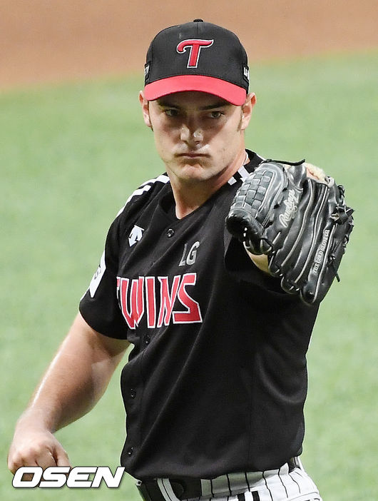 7회말을 마친 LG 선발 윌슨이 기뻐하며 덕아웃으로 향하고 있다./rumi@osen.co.kr