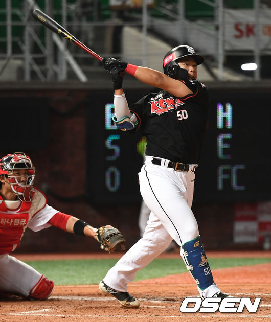 7회초 1사 주자없는 상황 KT 강백호가 동점 우월 솔로포를 날리고 있다. / dreamer@osen.co.kr