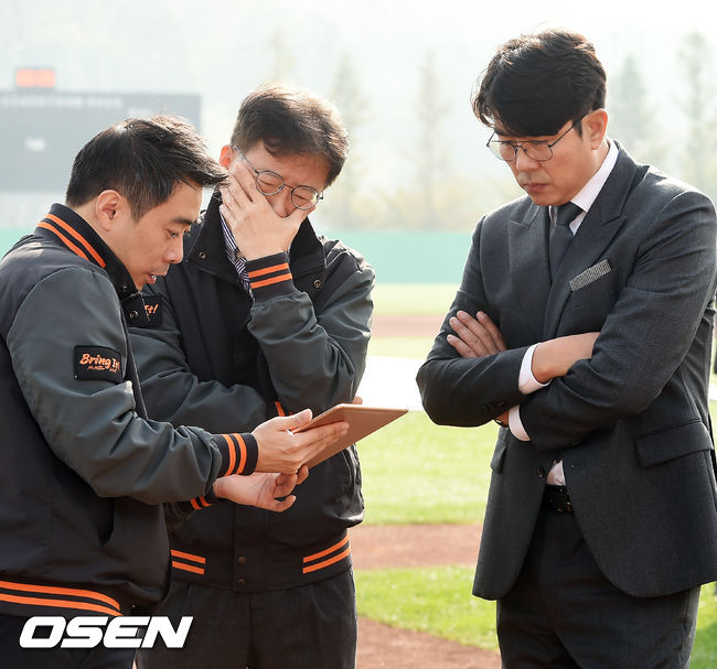 정민철 한화 단장이 서산 훈련장에서 도착한 박정규 대표이사와 함께 첨단장비 시스템을 확인하고 있다. / rumi@osen.co.kr