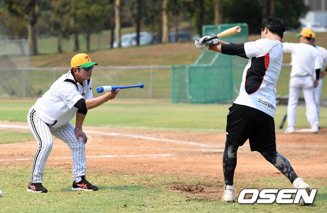 LG 류중일 감독이 손호영을 지도하고 있다. /sunday@osen.co.kr