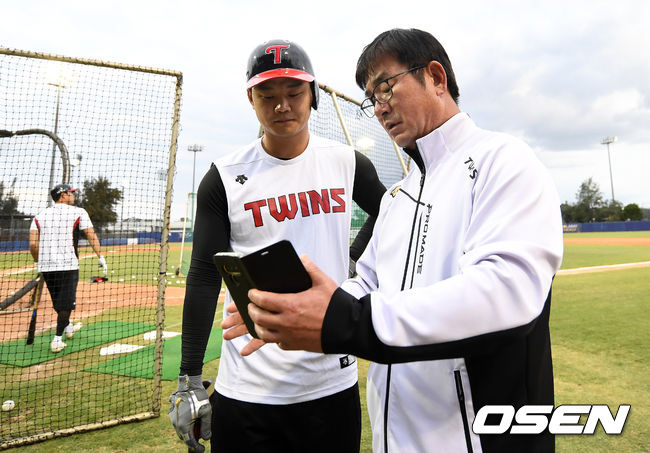 LG 류중일 감독이 손호영의 타격을 동영상으로 찍어 지도하고 있다. /sunday@osen.co.kr