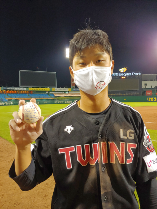 [사진] 데뷔 첫 안타 공을 든 손호영 /LG 트윈스 제공