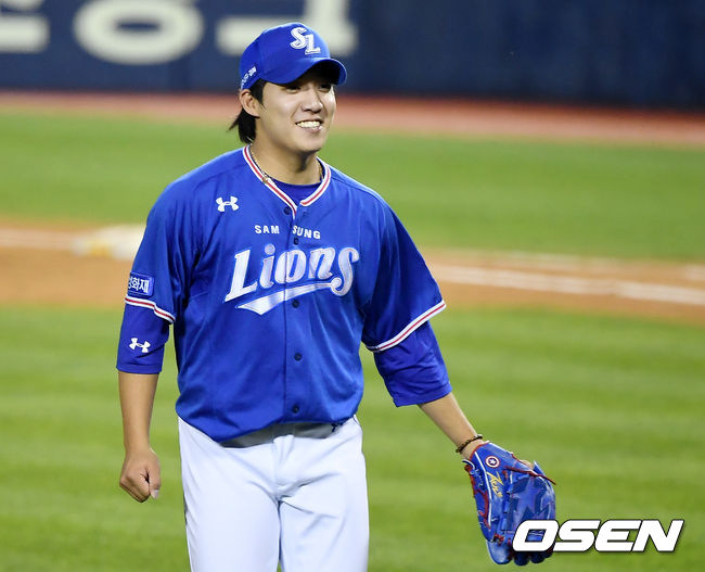 2일 오후 서울 잠실야구장에서 '2020 신한은행 SOL KBO리그' LG 트윈스와 삼성 라이온즈의 경기가 열렸다.4회말 2사 1,2루 삼성 원태인이 LG 오지환을 우익수 뜬공으로 처리한 뒤 미소짓고 있다. /youngrae@osen.co.kr