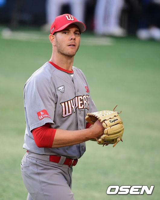 1회말 1실점을 허용한 SK 킹엄이 수비를 마치고 더그아웃으로 향하고 있다. /jpnews@osen.co.kr