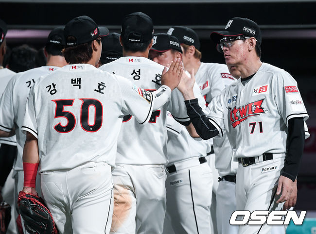 경기종료 후 KT 이강철 감독이 강백호와 하이파이브를 하고 있다. /   soul1014@osen.co.kr