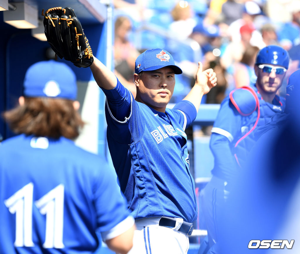 경기 시작을 앞두고 토론토 선발 류현진이 기지개를 켜고 있다. / dreamer@osen.co.kr