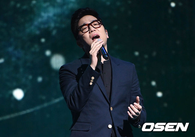 가수 이적이 감미로운 무대를 펼치고 있다. /sunday@osen.co.kr