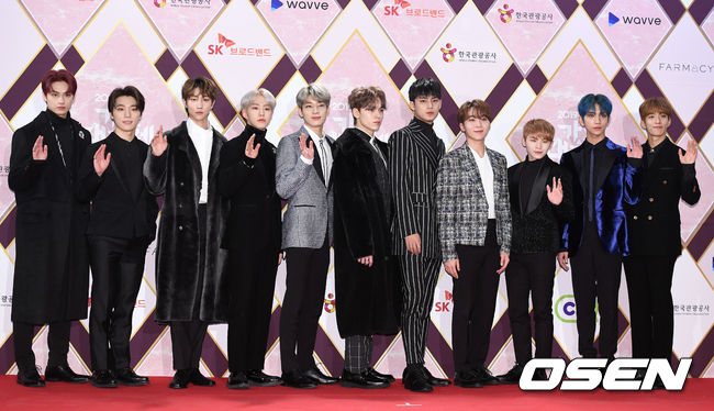 27일 오후 경기도 고양시 킨텍스에서 ‘2019 KBS 가요대축제’ 포토월 행사가 열렸다.그룹 세븐틴이 포토타임을 갖고 있다. /sunday@osen.co.kr