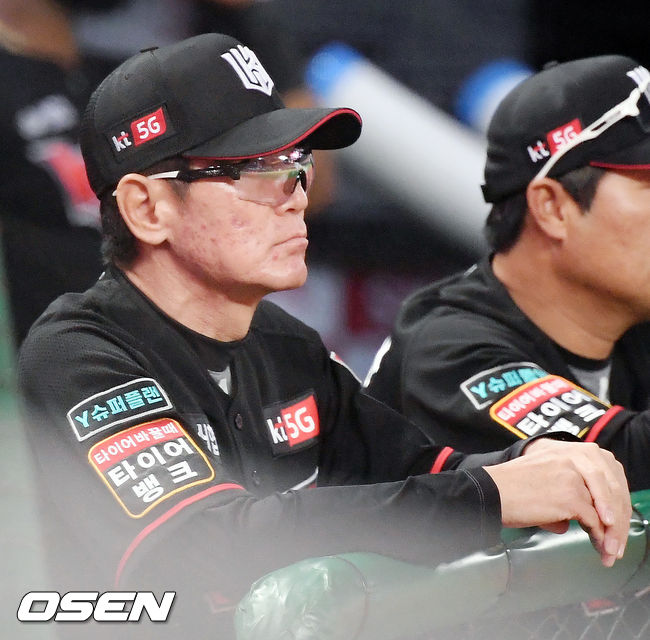 KT 이강철 감독이 덕아웃에서 경기를 주시하고 있다./ rumi@osen.co.kr