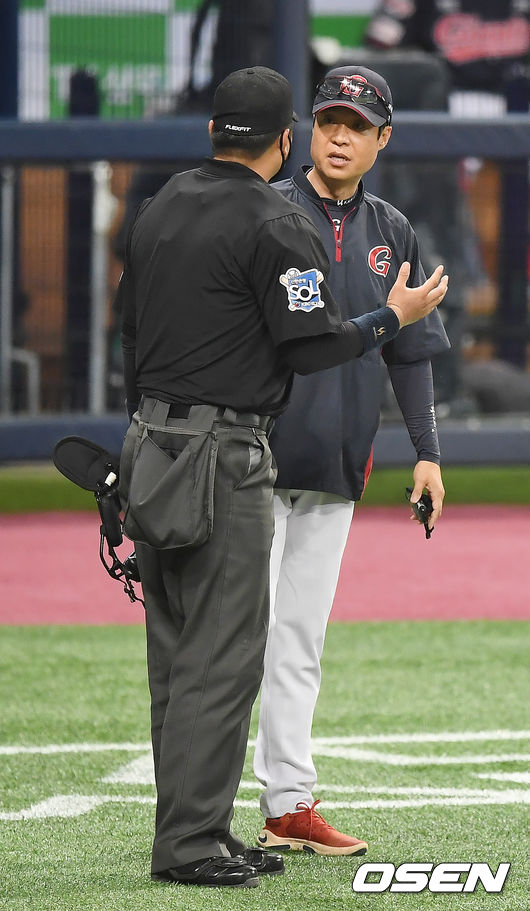 18일 오후 서울 고척스카이돔에서 '2020 신한은행 SOL KBO리그' 키움 히어로즈와 롯데 자이언츠의 경기가 열렸다.8회초 1사 1루 롯데 허문회 감독이 김선수 구심과 이야기를 나누고 있다. /youngrae@osen.co.kr