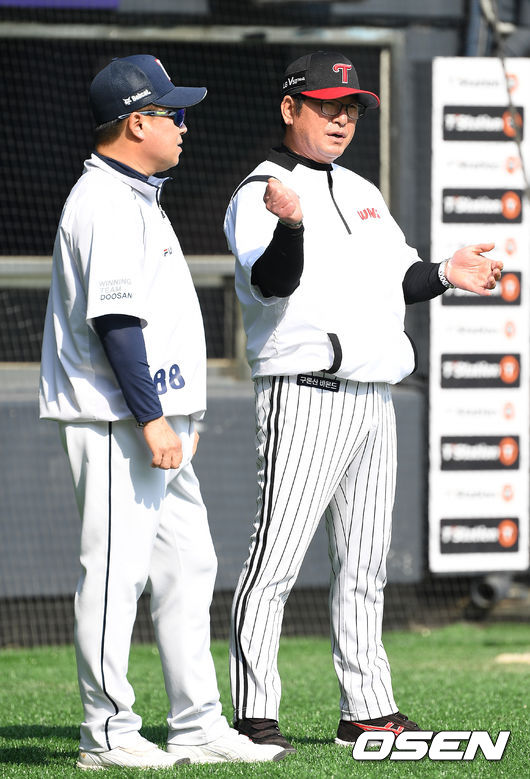 두산 김태형 감독과 LG 류중일 감독이 이야기를 나누고 있다. / youngrae@osen.co.kr