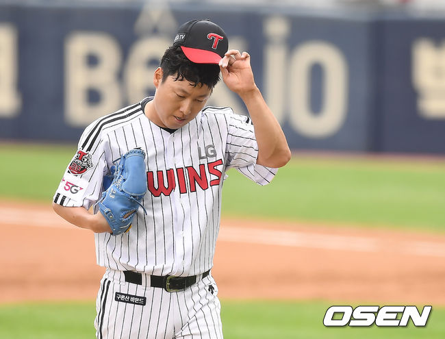 1회를 마친 차우찬이 아쉬운 표정으로 더그아웃으로 들어오고 있다. /youngrae@osen.co.kr