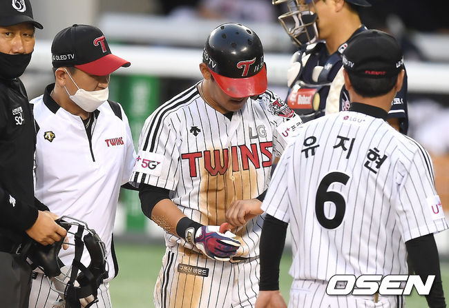 2회말 무사 1루 LG 정주현이 손에 사구를 맞아 교체되고 있다. /youngrae@osen.co.kr