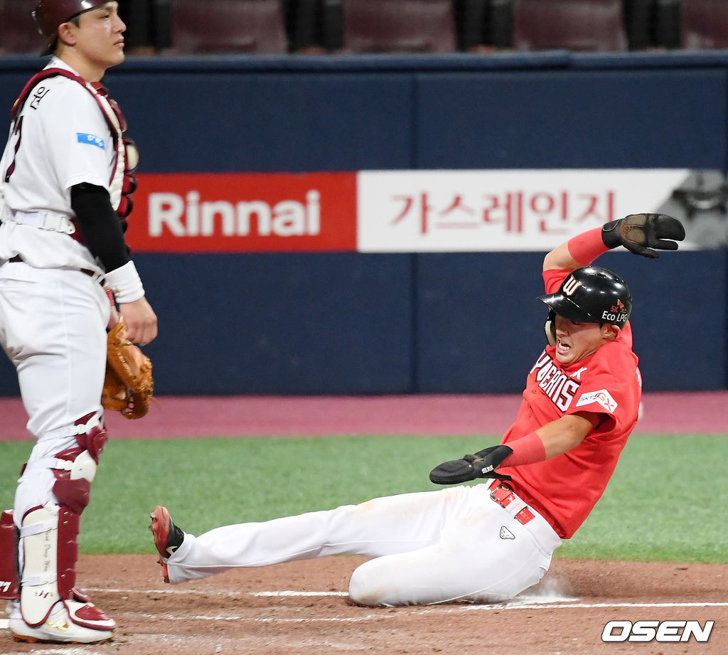 8회초 2사 주자 1루 SK 고종욱의 중견수 앞 선취 1타점 적시타때 1루 주자 최지훈이 홈으로 몸을 던져 세이프 되고 있다./ rumi@osen.co.kr