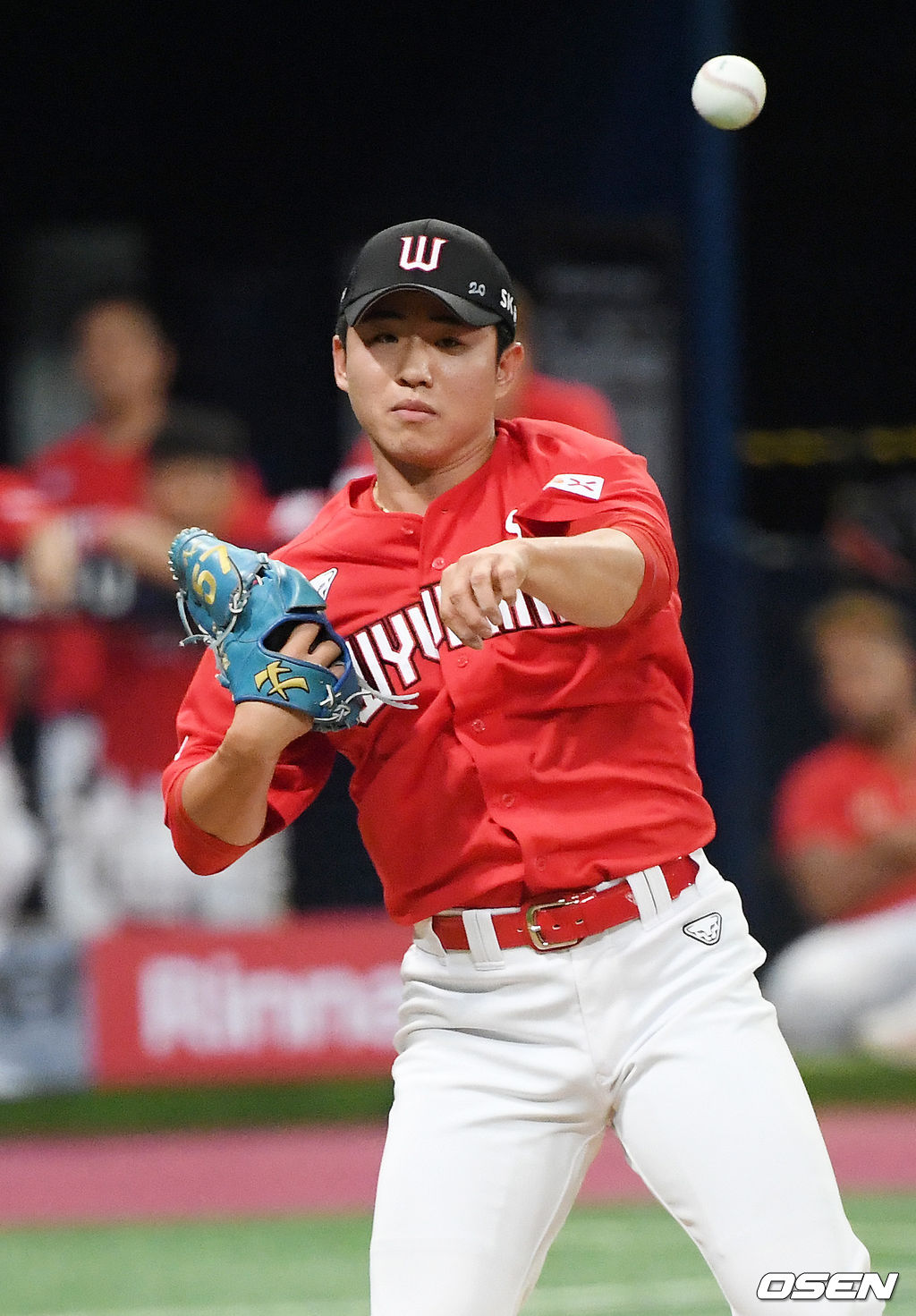 8회말 무사 주자 1루 키움 박준태 타석에서 SK 김정빈이 1루로 견제구를 던지고 있다./ rumi@osen.co.kr