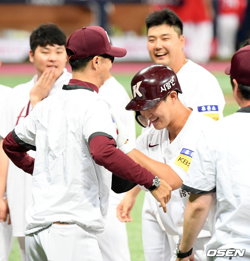 9회말 1사 주자 만루 대타 주효상은 끝내기 2타점 적시타를 날린 후 손혁 감독의 가슴을 치는 세레모니를 하고 있다./ rumi@osen.co.kr