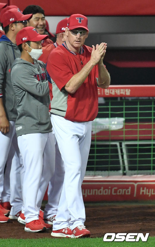 경기 종료 후 승리한 KIA 윌리엄스 감독이 선수들을 맞이하며 박수를 보내고 있다. / dreamer@osen.co.kr