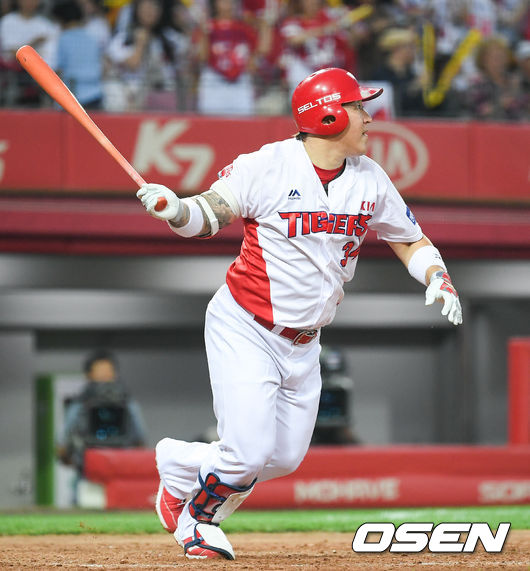 5회말 무사 1루 KIA 최형우가 안타를 날리고 있다. 최형우의 이 안타로 KIA는 선발전원안타를 기록했다./ soul1014@osen.co.kr