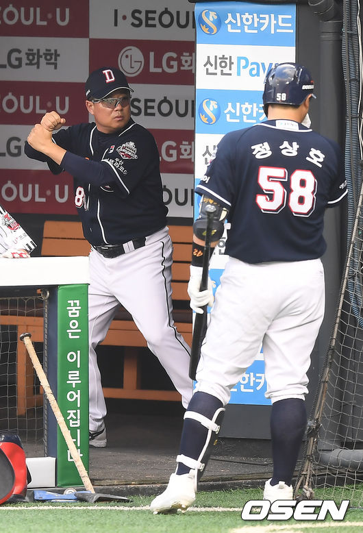 2회초 무사 2,3루 두산 김태형 감독이 정상호에게 타격폼에 대해 이야기를 하고 있다. /youngrae@osen.co.kr