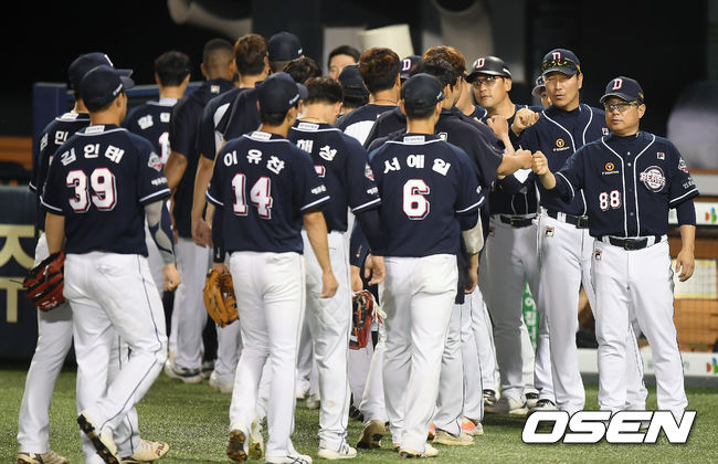 두산은 19일 서울 잠실구장에서 열린 2020 KBO리그 LG와의 경기에서 20안타를 폭발시키며 18-10으로 승리했다. 1회 5득점, 2회 8득점하며 일찌감치 승기를 잡았다. 선발 타자 전원 안타를 기록했고, 중심타선 박건우(3타점) 김재환(2타점) 최주환(3타점)이 제 몫을 했다. 승리를 거둔 두산 김태형 감독과 선수들이 세레머니를 하고 있다. /youngrae@osen.co.kr