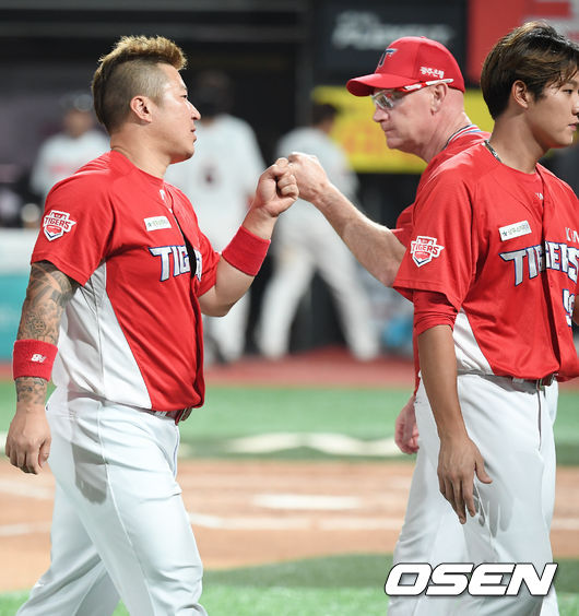 경기종료 후 KIA 최형우가 윌리엄스 감독과 하이파이브를 하고 있다 .   /   soul1014@osen.co.kr