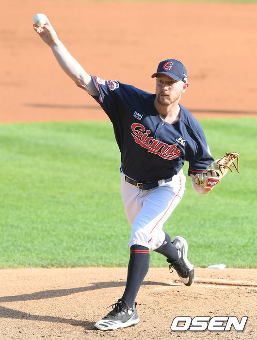 1회말 마운드에 오른 롯데 선발 샘슨이 공을 뿌리고 있다. /cej@osen.co.kr