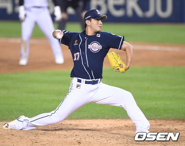 5회말 1사 만루 두산 홍건희가 역투하고 있다. /youngrae@osen.co.kr