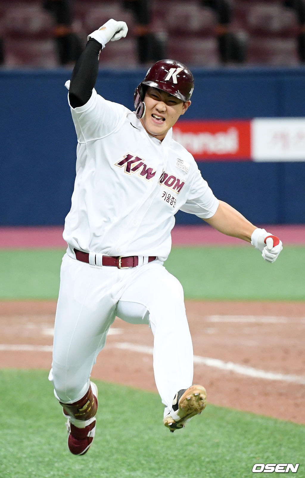 9회말 1사 주자 만루 대타 주효상은 끝내기 2타점 적시타를 날리며 경기를 끝낸 후 뛰어 오르고 있다./ rumi@osen.co.kr