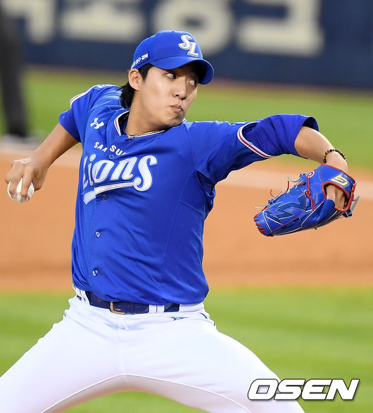 2일 오후 서울 잠실야구장에서 ‘2020 신한은행 SOL KBO리그’ LG 트윈스와 삼성 라이온즈의 경기가 열렸다.1회말 삼성 선발투수 원태인이 공을 뿌리고 있다. /cej@osen.co.kr