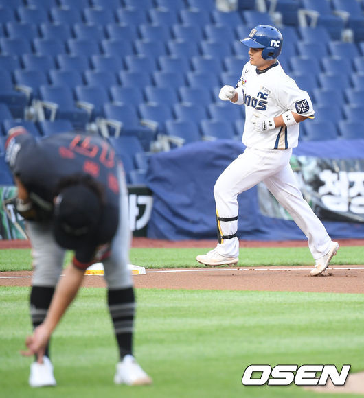 1회말 1사 1루 NC 강진성이 선취 2점 홈런을 날리고 베이스를 돌고 있다. / soul1014@osen.co.kr