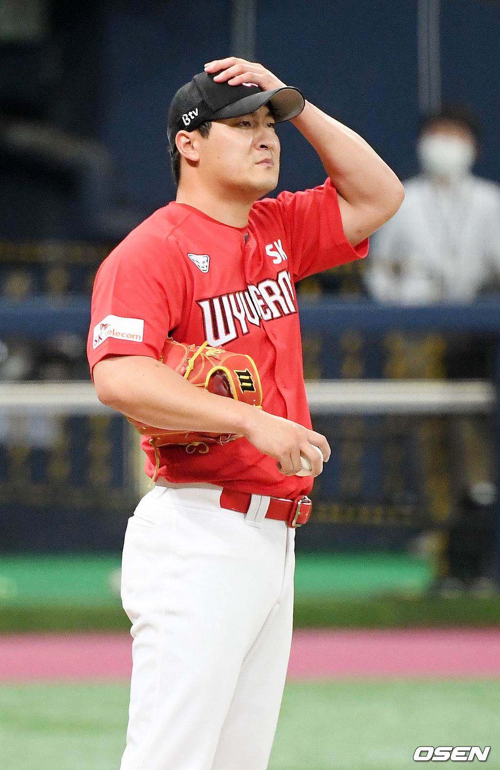 9회말 1사 주자 1,2루 SK 하재훈이 키움 박동원에게 볼넷을 내주며 주자 만루가 되자 아쉬워하고 있다. / rumi@osen.co.kr