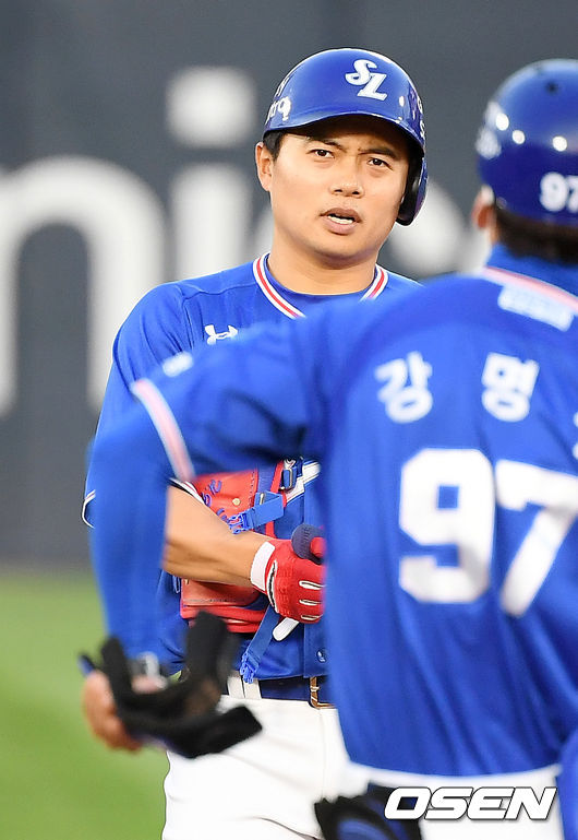 2회초 2사 주자 2루 삼성 김헌곤이 좌익수 왼쪽 선취 1타점 적시타를 날린 후 2루에서 강명구 코치와 하이파이브를 하고 있다. / rumi@osen.co.kr