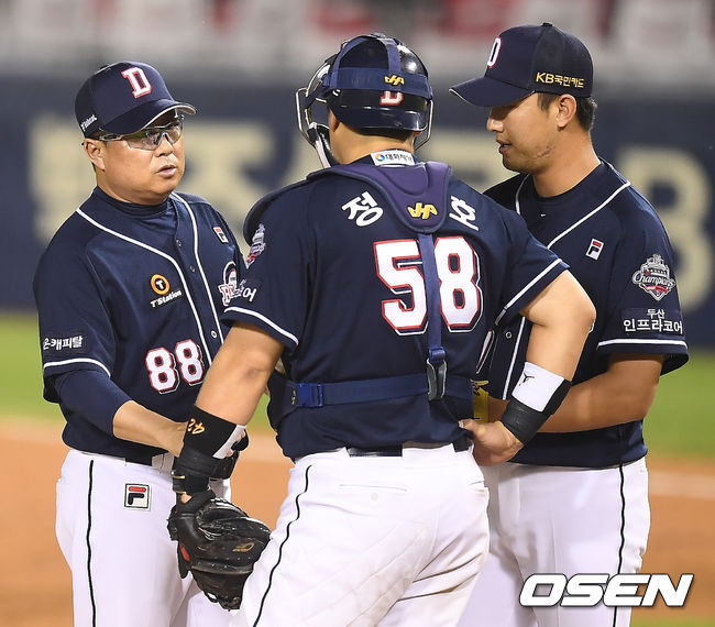5회말 무사 만루 두산 김태형 감독이 마운드에 올라 투수 교체를 진행하고 있다. /youngrae@osen.co.kr