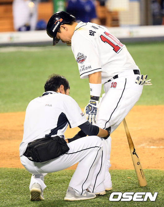 7회말 2사 1루 두산 박세혁이 자신의 타구에 무릎을 맞은 뒤 고통스러워하고 있다. /cej@osen.co.kr