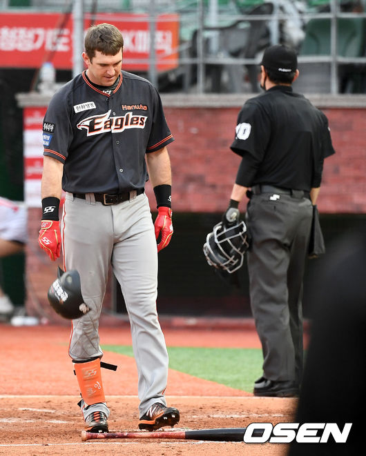 3회초 2사 2, 3루 상황 한화 호잉이 서서 삼진을 당한 뒤 헬멧을 벗으며 불만을 표하고 있다. / dreamer@osen.co.kr