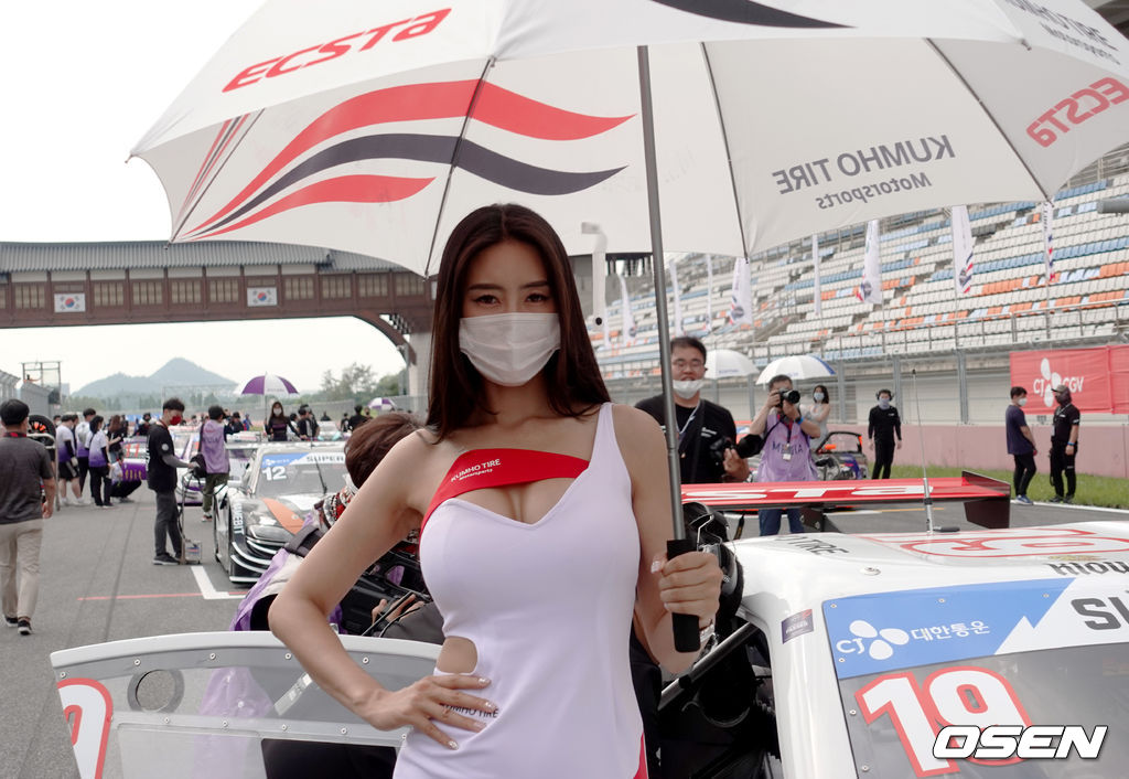 2020 CJ대한통운 슈퍼레이스 챔피언십 개막전에 참가한 레이싱 모델들도 마스크를 쓴 채 포즈를 취하고 있다. 